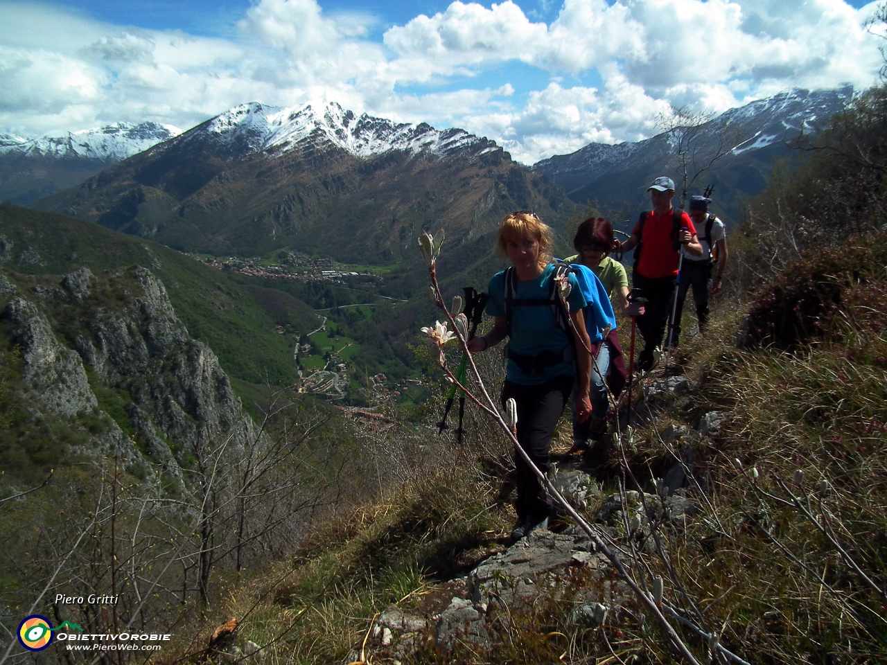 56 ancora vista verso il Due Mani con Introbio di Valsassina....JPG